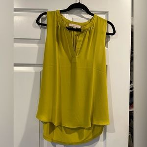 Sleeveless, split neck silky front / t shirt back